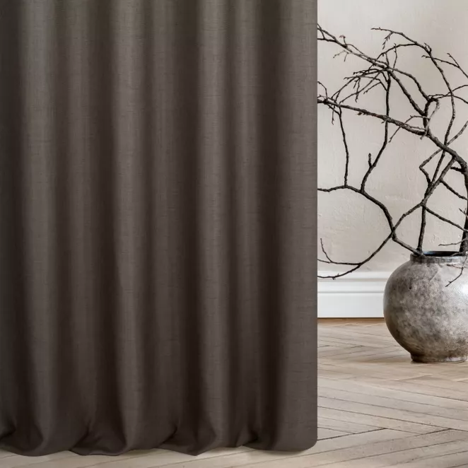 Zasłona szyta na taśmie 5 cm brązowa z tkaniny w stylu eko o naturalnym splocie