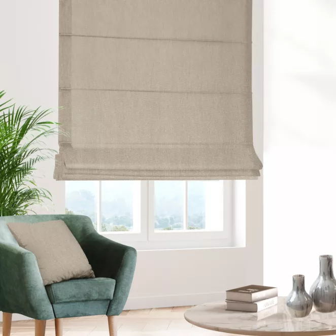 Roleta rzymska ciemnobeżowa z tkaniny strukturalnej z delikatnym połyskiem