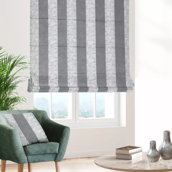 Roleta rzymska CALVIA1 srebrna z szenilowej tkaniny w klasyczne pionowe pasy przetykane błyszczącą nicią