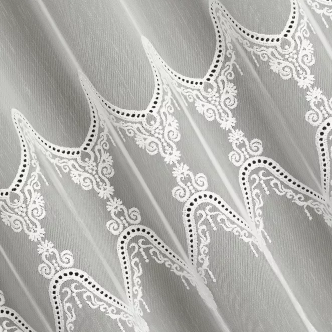 R167/2 Firana szyta na taśmie 5 cm kremowa z matowej tkaniny z efektem deszczyku zdobionej dołem haftem Pierre Cardin