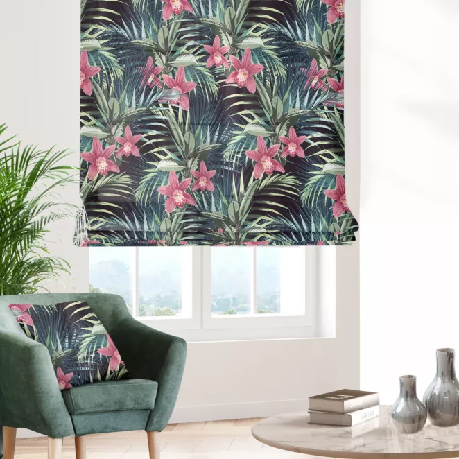 Roleta rzymska CALISTA czarno różowa z miękkiej tkaniny typu blackout drukowanej w botaniczny wzór