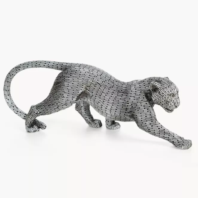 Figurka srebrna w kształcie geparda z metaliczną geometryczną strukturą 34x8x12 cm ZURI