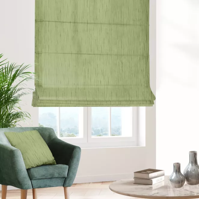 Roleta rzymska oliwkowa z tkaniny welwetowej w pionowe prążki, wykończona obciążnikiem