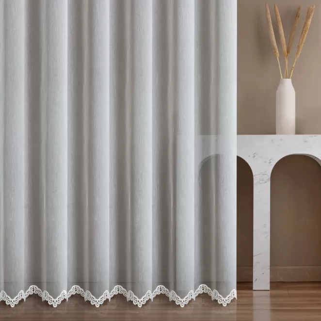 Firana szyta na taśmie 5 cm biała z matowej tkaniny tkaniny typu ADEN z ozdobną aplikacją
