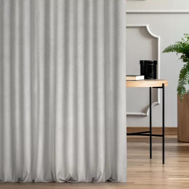 Zasłona szyta na taśmie 5 cm srebrna tkanina welwetowa z błyszczącym, metalicznym nadrukiem drobnej pepitki