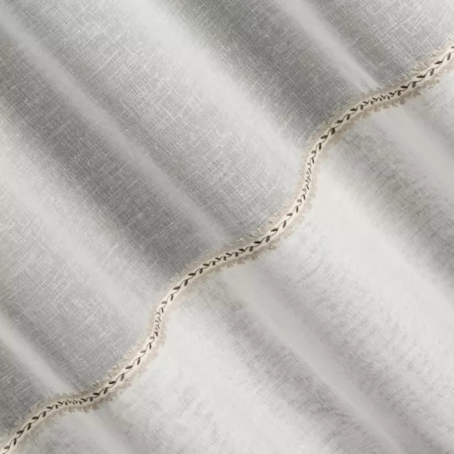 R234/3 Firana szyta na taśmie 5 cm naturalna z matowej etaminy wykończonej ozdobnym podwinięciem