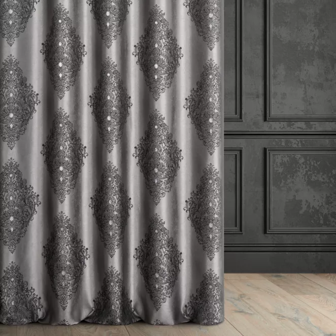 Zasłona szyta na taśmie 5 cm popielata z tkaniny w klasyczny wzór ornamentowy z drobnym błyszczącym akcentem