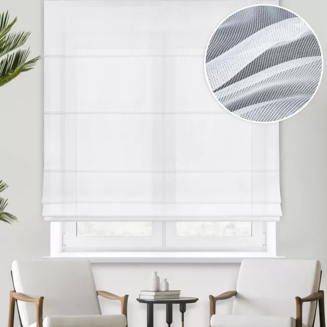 Roleta rzymska biała z siatki zdobionej lureksową nicią, wykończona obciążnikiem