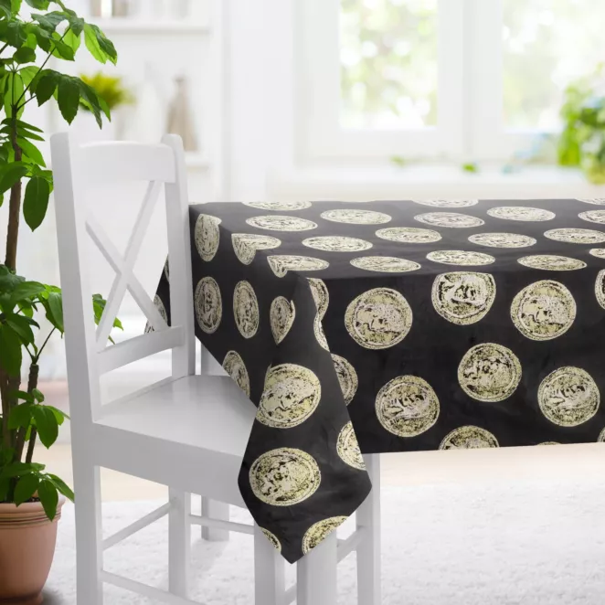 Obrus szyty LIAM czarno złoty z miękkiej welwetowej tkaniny i złotym antycznym motywem