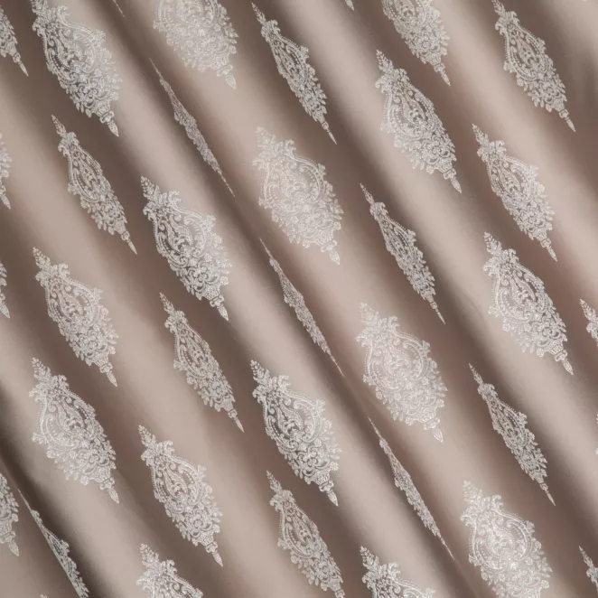L146/2 Zasłona szyta na taśmie 5 cm ciemnobeżowo srebrna z eleganckiej tkaniny w drobny ornamentowy wzór