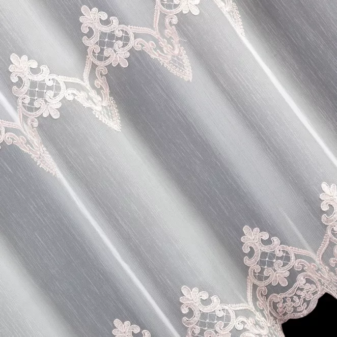 P238/3 Firana szyta na taśmie 5 cm OCTAVIANA naturalno pudrowo różowa z matowej tkaniny ozdobionej kordonkowym wzorem ornamentowym