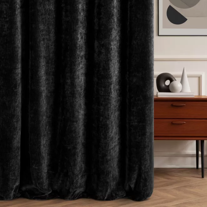 Zasłona szyta na taśmie 5 cm czarna z miękkiej w dotyku tkaniny szenilowej