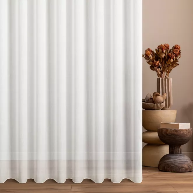 Firana szyta na taśmie 5 cm biała z tkaniny o drobnym, wyraźnym splocie, wykończona obciążnikiem