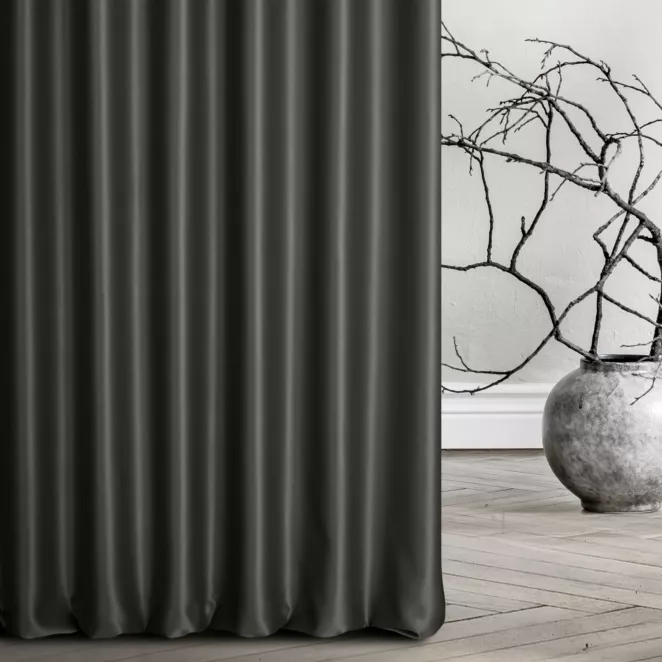 Zasłona szyta na taśmie 5 cm ciemnobrązowa z tkaniny trudnopalnej, zaciemniającej, typu blackout