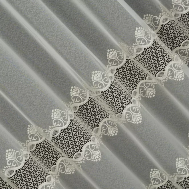 P271/2 Firana szyta na taśmie 5 cm kremowa z matowej markizety ozdobionej geometryczną aplikacją