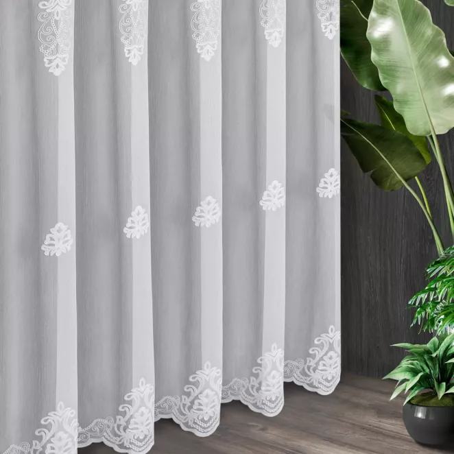 Tkanina firanowa typu aden zdobiona haftem łańcuszkowym