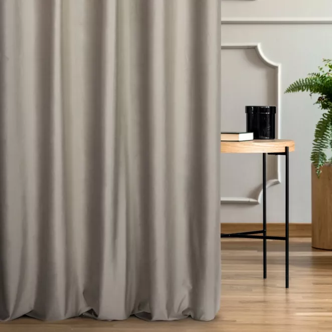 Zasłona szyta na taśmie 5 cm jasnobrązowa z miękkiej półmatowej tkaniny welwetowej