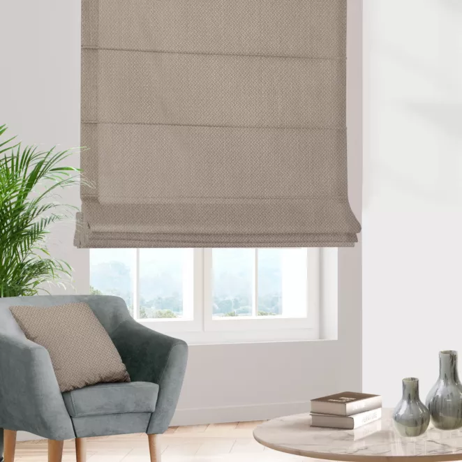 Roleta rzymska srebrno złota z tkaniny w drobny dwukolorowy przeplatany wzór