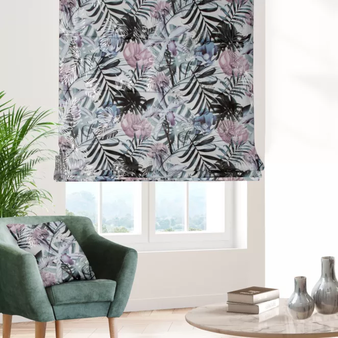 Roleta rzymska biało różowa miękka, welwetowa, z nadrukowanym motywem botanicznym i srebrnymi elementami