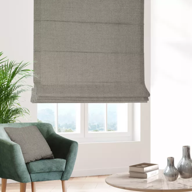 Roleta rzymska popielata z tkaniny z jodełkowym wzorem geometrycznym