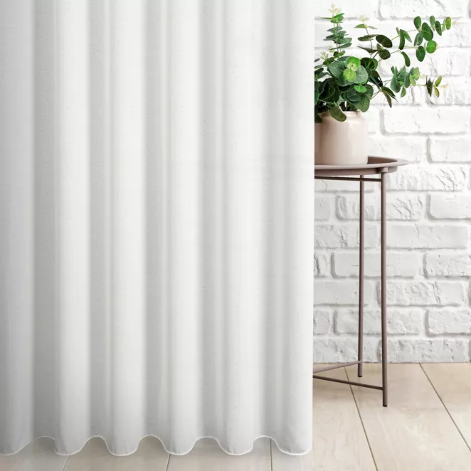 Firana szyta na taśmie 5 cm naturalna z tkaniny z efektem deszczyku i lekkim połyskiem, wykończona obciążnikiem