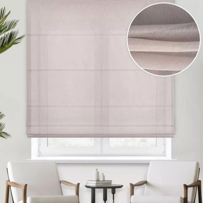 Roleta rzymska pudrowo różowa z tkaniny z efektem deszyku oraz dodatkiem połyskującej nici, wykończona obciążnikiem