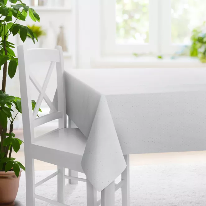 Obrus szyty biało srebrny z gładkiej tkaniny przeplatanej błyszczącą lureksową nicią o wzorze w kropki
