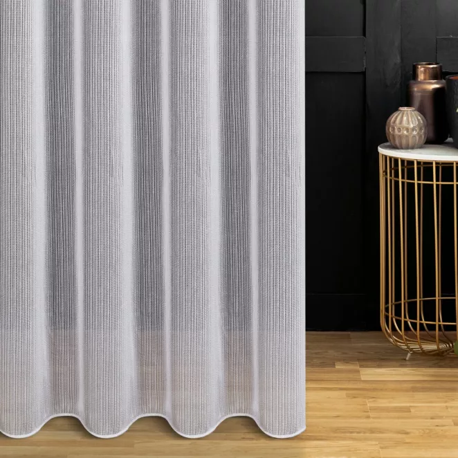 Firana szyta na taśmie 5 cm jasnoszara z drobnej siatki w pionowe prążki, wykończona obciążnikiem