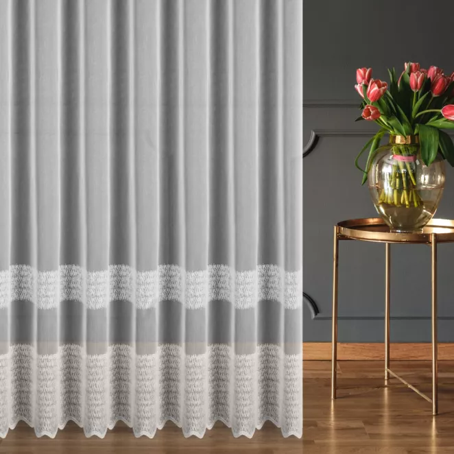 Firana szyta na taśmie 5 cm biała z matowej tkaniny z efektem deszczyku zdobionej haftem w formie poziomych pasów