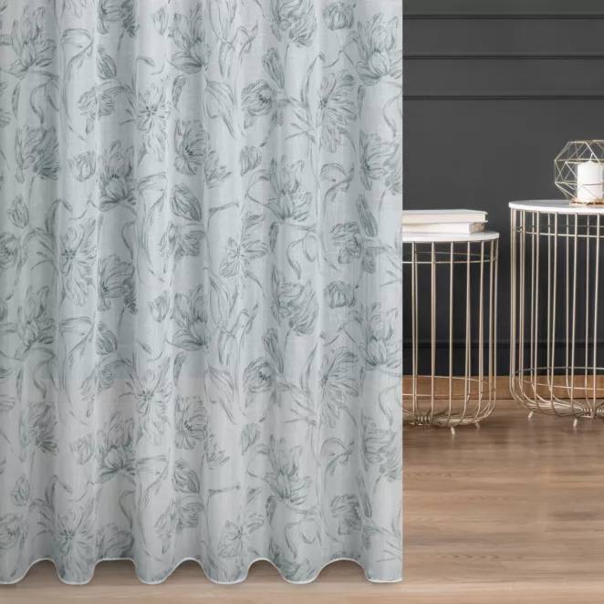 Firana szyta na taśmie 5 cm biało zielona z matowej tkaniny typu etamina z kwiatowym nadrukiem, wykończona obciążnikiem