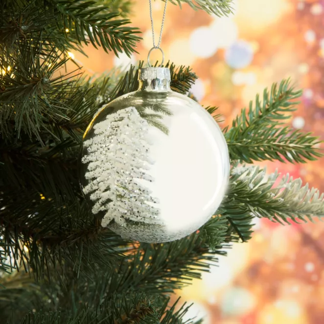 Szklana bombka ręcznie zdobiona brokatowymi choinkami