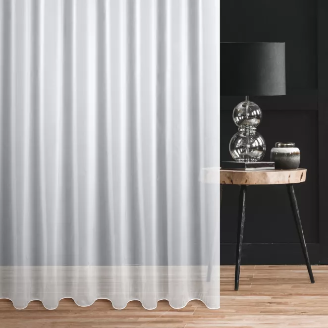 Firana szyta na taśmie 5 cm biała z delikatnej elaganckiej tkaniny, wykończonej obciążnikiem