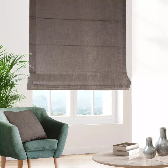 Roleta rzymska pudrowo różowo złocista z tkaniny o luźnym splocie, z połyskliwym nadrukiem Italissima Eva Minge