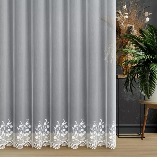 Firana szyta na taśmie 5 cm biała z tkaniny typu aden ozdobionej kwiatową aplikacją