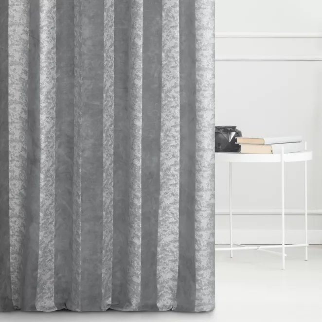 Zasłona szyta na taśmie 5 cm CALVIA1 srebrna z szenilowej tkaniny w klasyczne pionowe pasy przetykane błyszczącą nicią