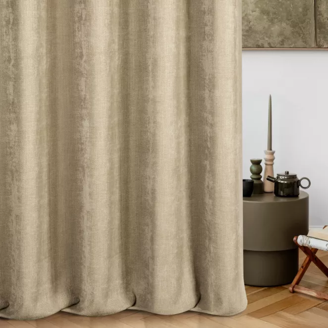 Zasłona szyta na taśmie 5 cm beżowa z miękkiej w dotyku tkaniny szenilowej