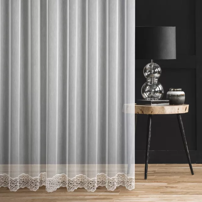 Firana szyta na taśmie 5 cm naturalna z delikatnej tkaniny typu aden zdobiona aplikacją