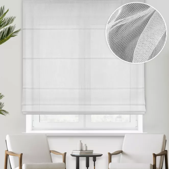 Roleta rzymska biało srebrna z matowej tkaniny z połyskujaca nicią, wykończona obciążnikiem