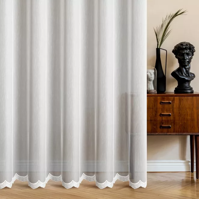 Firana szyta na taśmie 5 cm biała z tkaniny z efektem deszczyku, zdobionej haftem u dołu tkaniny
