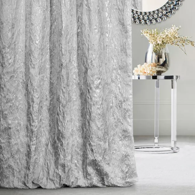 Zasłona szyta na taśmie 5 cm JAMIL srebrna z tkaniny o nieregularnym wypukłym wzorze i lekkim połyskiem