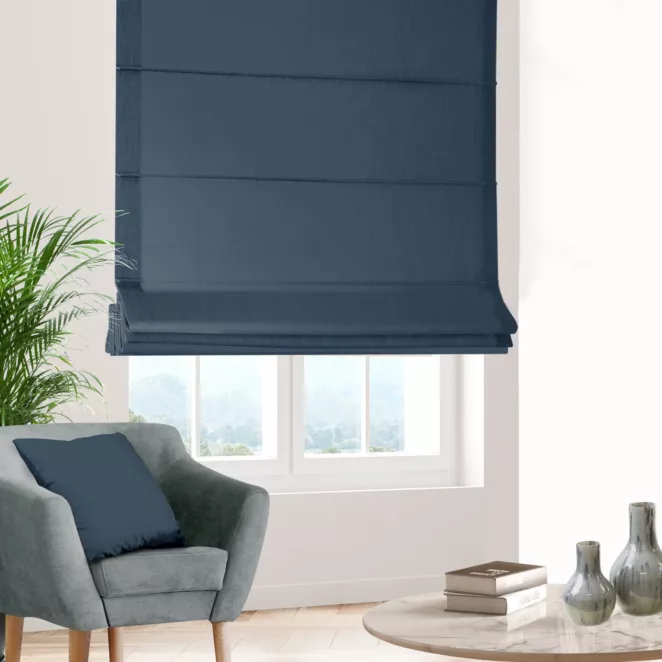Roleta rzymska ciemnoniebieska z eleganckiej lśniącej tkaniny o drobnym splocie