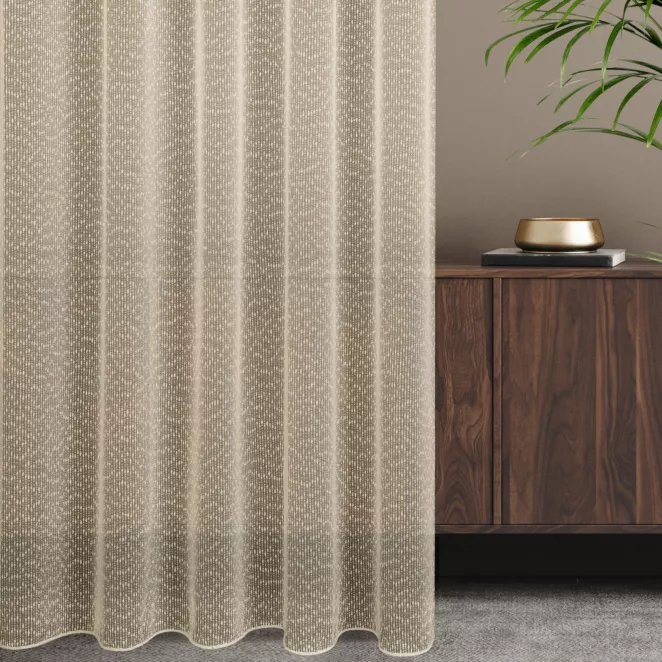 Firana szyta na taśmie 5 cm beżowa z miękkiej matowej tkaniny o strukturze siatki, wykończona obciążnikiem