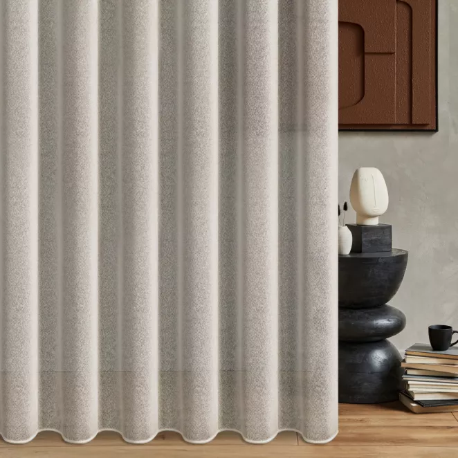 Firana szyta na taśmie 5 cm beżowa z miękkiej matowej tkaniny o strukturze siatki