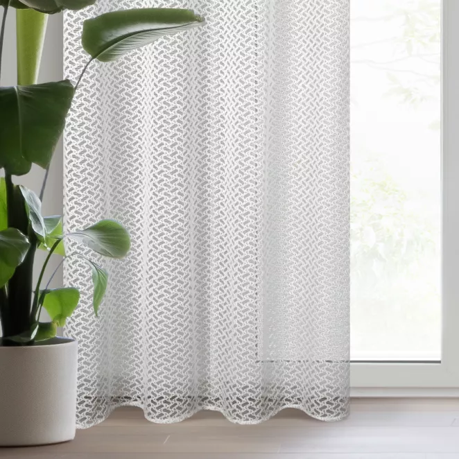 Firana biała o strukturze miękkiej koronki przetykanej błyszczącą nicią 140x250 cm przelotka LILY