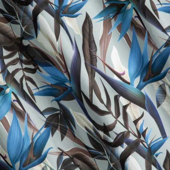 H181/7 Zasłona szyta na taśmie 5 cm TROPICS srebrno granatowa z miękkiej tkaniny drukowanej w kolorowy botaniczny wzór