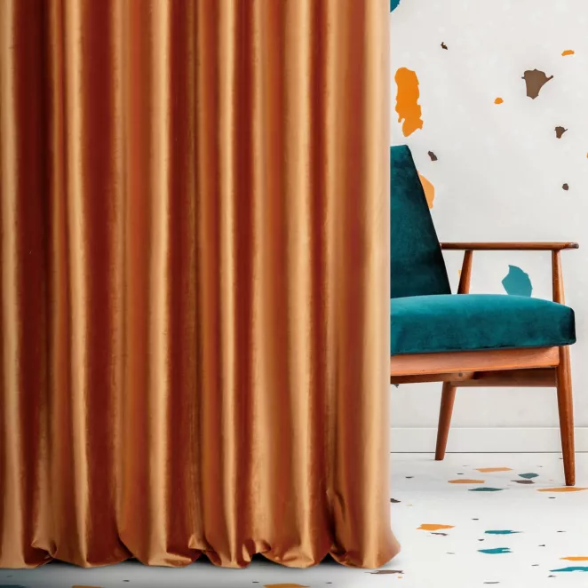 Zasłona szyta na taśmie 5 cm ruda z miękkiej tkaniny welwetowej