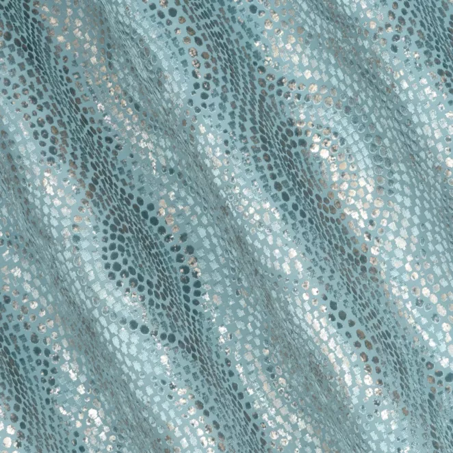 R185/1 Zasłona szyta na taśmie 5 cm niebiesko złocista z grubej, welwetowej tkaniny z geometrycznym wzorem, zdobiona delikatnie połyskującym nadrukiem