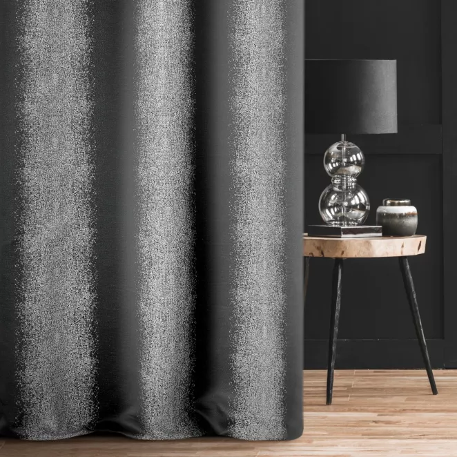 Zasłona szyta na taśmie 5 cm SORENTO grafitowo srebrna z tkaniny w szerokie połyskliwe pasy