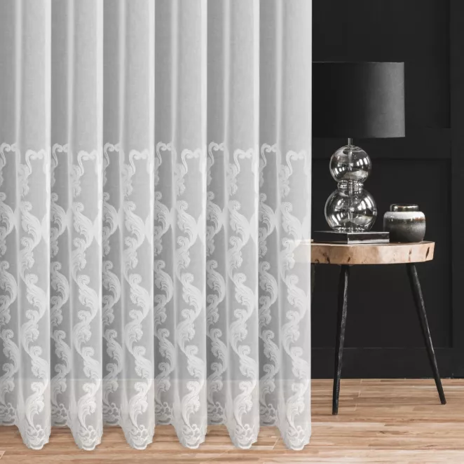 Firana szyta na taśmie 5 cm biała z tkaniny typu ETAMINA zdobionej łańcuszkowym haftem