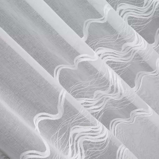 P211/5 Tkanina firanowa z lekkiej etaminy zdobiona w dolnej części falującym haftem